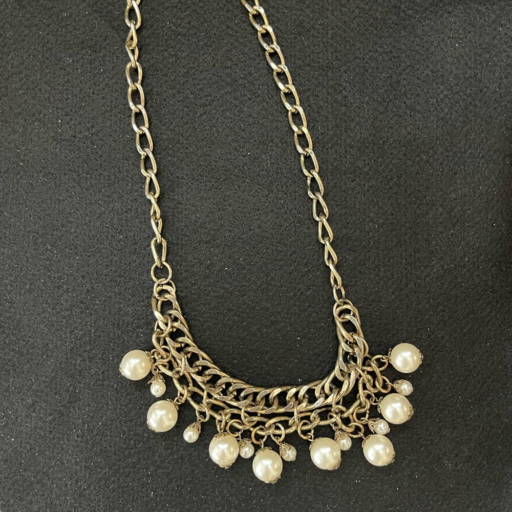Elegant Gold and Pearl Necklace